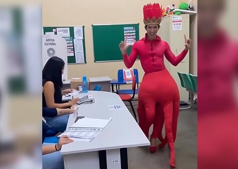 Eleitor se fantasia de lula e chama atenção ao votar em escola de Manaus