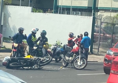 Motocicletas colidem e acidente trava trânsito em avenida de Manaus 