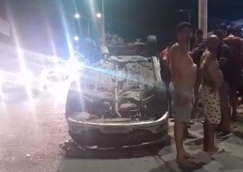 Carro capota no meio de avenida em Manaus, veja vídeo