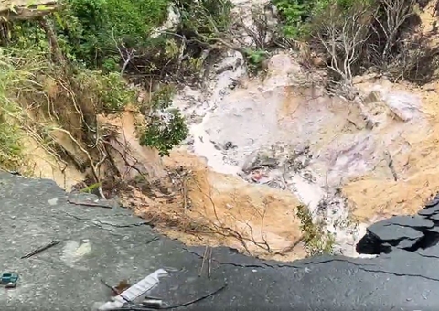 Moradores abandonam casas após barranco desmoronar e engolir pista em Manaus