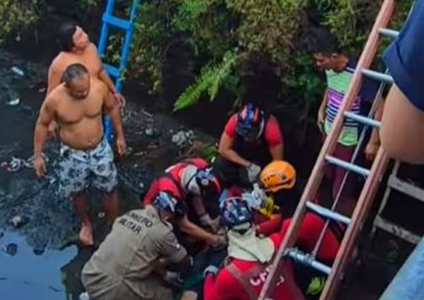 Homem fica ferido ao despencar com moto em igarapé no Petrópolis