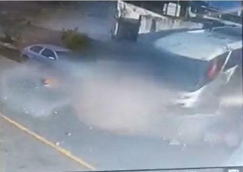 Muro desaba sobre mulher ao ser atingido por ônibus desgovernado; Veja vídeo
