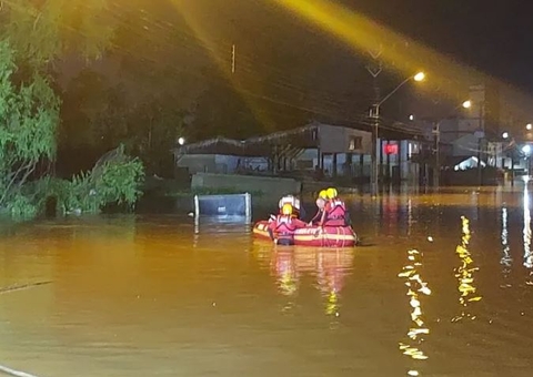 Dois idosos morrem após carro afundar em área alagada durante temporal em SC