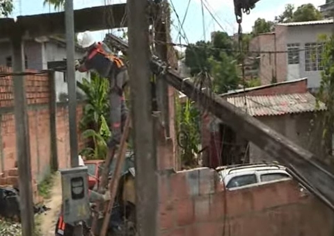 Postes desabam sobre casa ao serem atingidos por árvore durante temporal  em Manaus