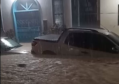 Vídeos: Casas e carros vão para o fundo após rua 'virar rio' durante temporal em Manaus