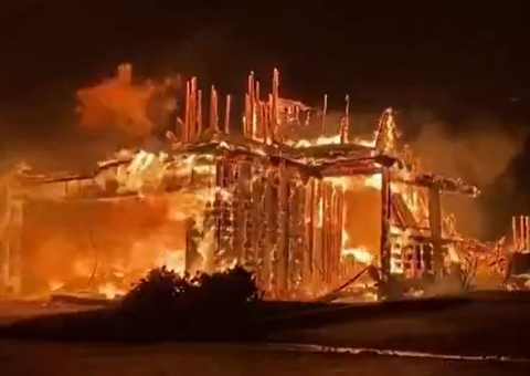 Área da Calçada da Fama é evacuada após fogo avançar em Los Angeles