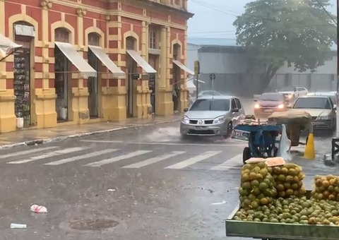 Domingo chuvoso: Temporal provoca alagamentos no Centro de Manaus