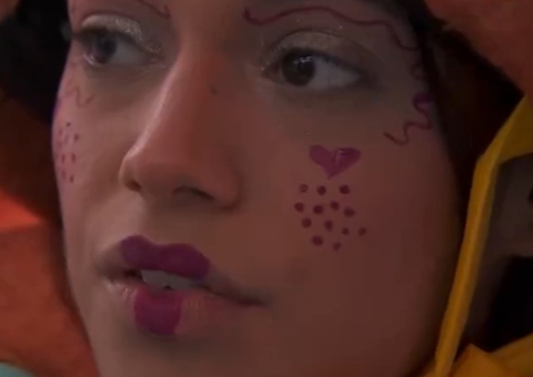 Alane se irrita com Beatriz por 'copiar' sua maquiagem e sisters têm DR; vídeos