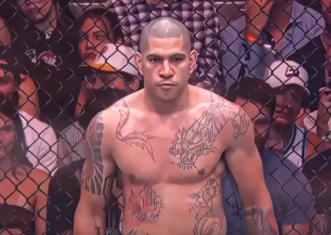 Brasileiro Alex Poatan nocauteia Magomed e recupera cinturão no UFC