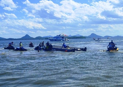 Bebê resgatado com vida após naufrágio morre em hospital