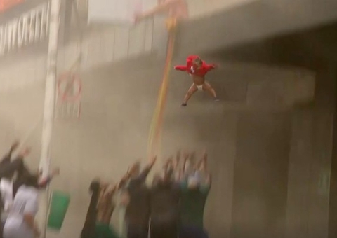 Mãe joga bebê de prédio em chamas