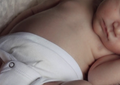 Bebê é levado ao hospital com 7 fraturas; Mãe e companheiro foram presos 