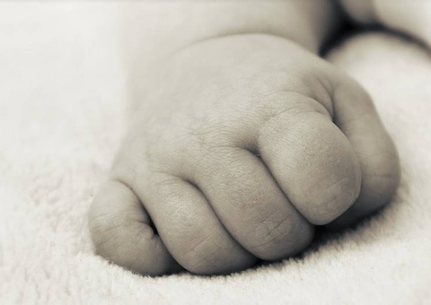 Bebê morre afogado ao despencar da porta de casa em área alagada no Amazonas