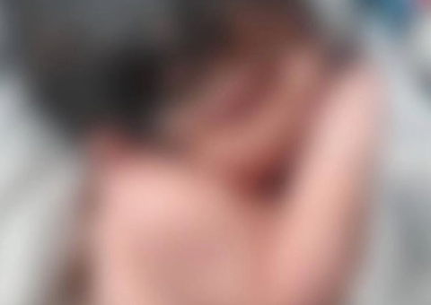 Bebê deixado em porta de casa na Compensa havia nascido há 3 horas