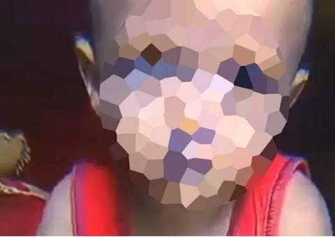 Bebê morre eletrocutado ao morder fio de carregador de celular