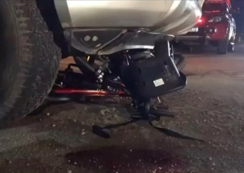 Bebê de 1 ano morre após ser arrastado por carro; pai também foi atropelado