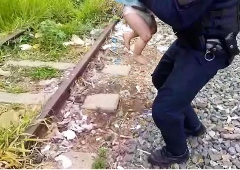 Mulher deixa bebê de 1 ano em trilha de trem para ir comprar cigarro
