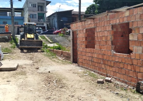 Casa construída na metade de rua é demolida em Manaus