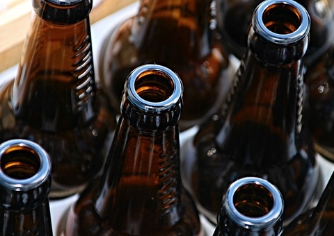 Homem leva golpe de garrafa na cabeça após esfaquear cunhado durante bebedeira em Manaus