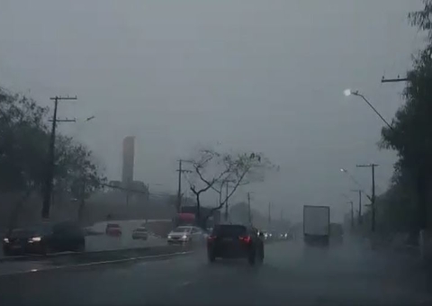 Com raios e ventanias, temporal atinge todas as zonas de Manaus 