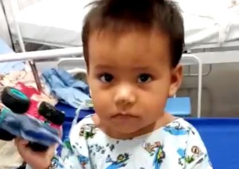 Bebê baleado no colo do pai deixa hospital após 12 dias internado em Manaus