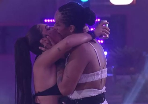 Após DR com Douglas em festa do BBB 22, Linn dá beijão em Maria