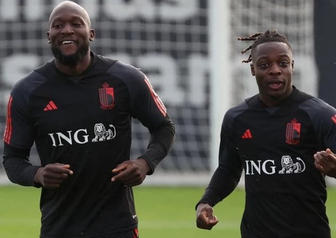 Bélgica se segura após expulsão, vence Áustria e se classifica para a Euro