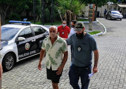 Preso, Belo chega à delegacia acompanhado por Gracyanne Barbosa 