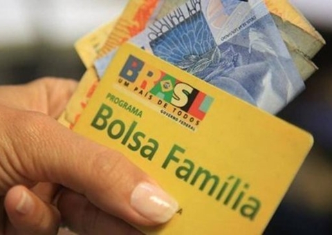 Bolsonaro promete aumentar Bolsa Família para R$ 300 
