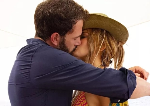 Jennifer Lopez e Ben Affleck anunciam noivado após reatarem romance de 18 anos atrás