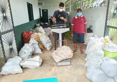 Idam entrega alimentos a famílias em vulnerabilidade no Amazonas