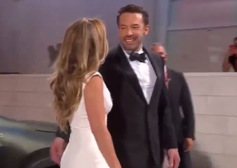 Jennifer Lopez e Ben Affleck oficializam relacionamento e são aclamados