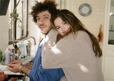 Selena Gomez está noiva de Benny Blanco, diz jornal