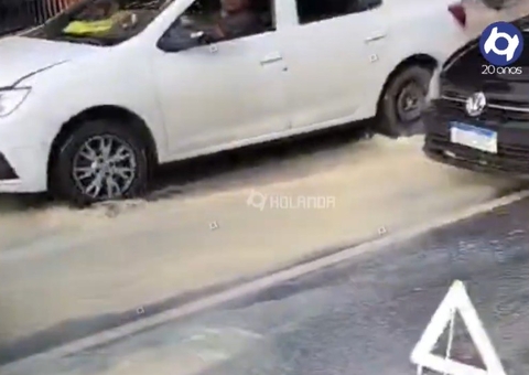 Vazamento alaga Av. Cosme Ferreira e deixa trânsito caótico 