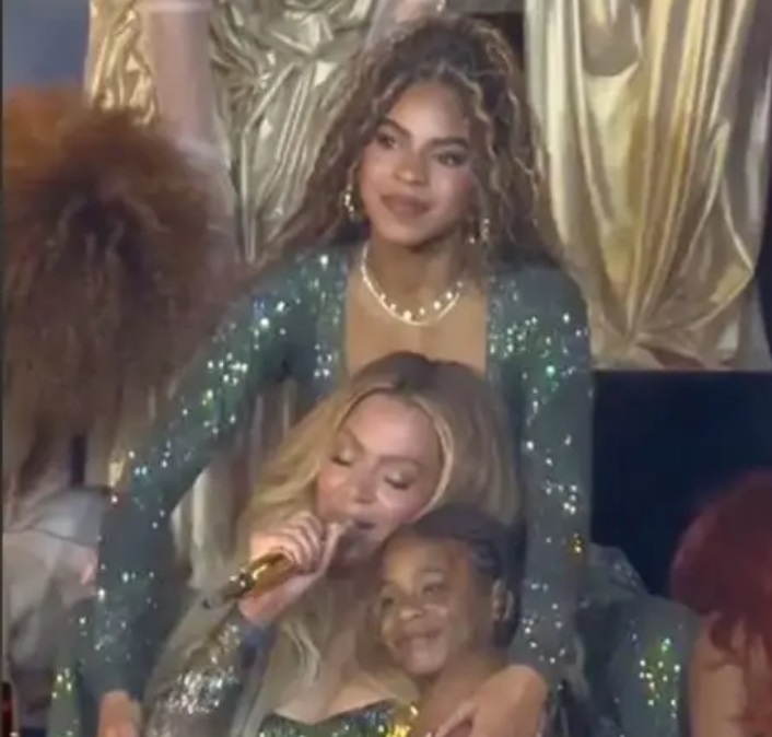 Perrengue! Cabelo de Beyoncé engata no brinco de Blue Ivy em show; vídeo