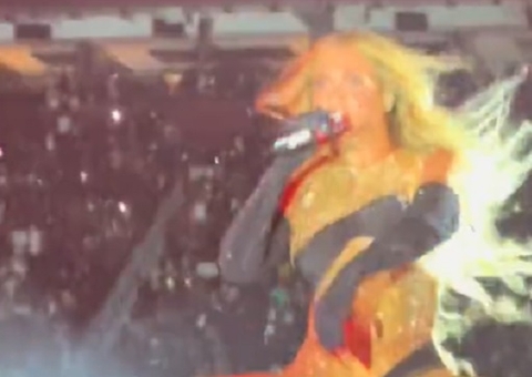 Beyoncé faz coreografia sexy com filha na plateia e grupo aciona serviço de proteção à criança
