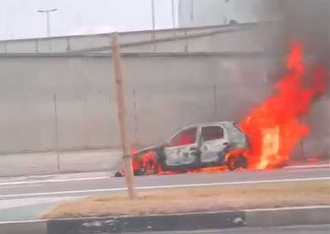Vídeos mostram carro em chamas na Avenida Constantino Nery
