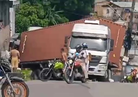 Carreta desgovernada invade casa em avenida no Tancredo Neves