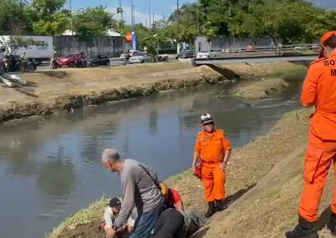 Vídeo: Após 11h, homem aceita sair de bueiro, mas diz que está preso e pede socorro