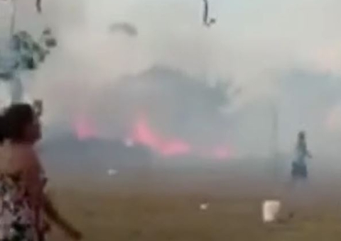 Mega incêndio destrói casas e causa acidente em estrada no Amazonas