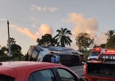 Acidente com ônibus de turismo deixa 8 mortos e 23 feridos na Bahia