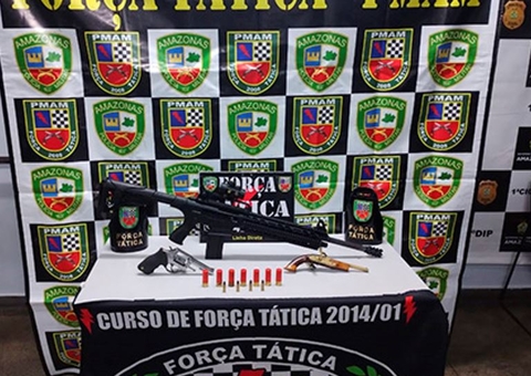 Espingarda semiautomática é achada dentro de ferro velho em Manaus