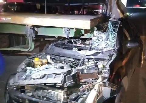 Vídeo: Casal fica ferido ao ter carro destruído em acidente com carreta no Puraquequara 