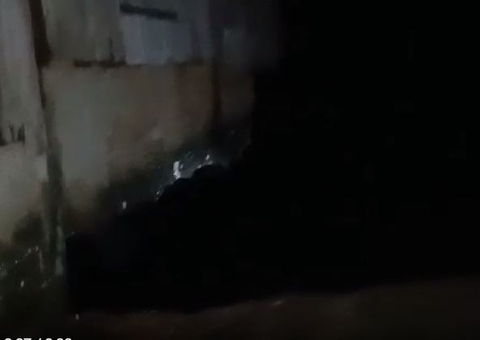 Vídeo mostra casa pendurada após deslizamento e desespero de populares em Manicoré