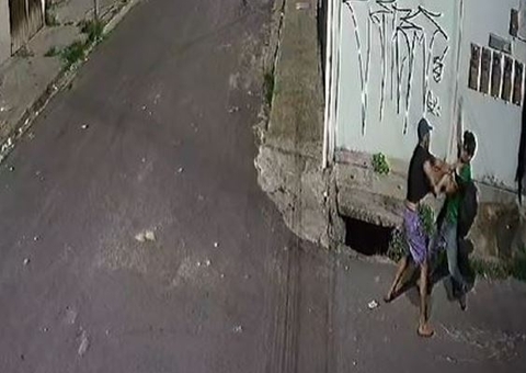 Homem é espancado após roubar e esfaquear adolescente em Manaus
