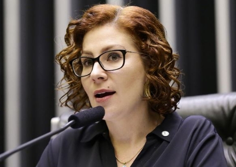 PF suspeita que Carla Zambelli usou dinheiro público para pagar hacker 