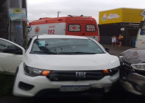Carro avança em cruzamento e causa acidente com ferido em Manaus