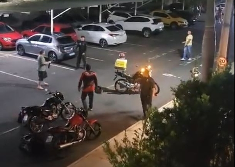 Vídeo: Morador ataca entregadores de lanche com terçado dentro de condomínio em Flores 