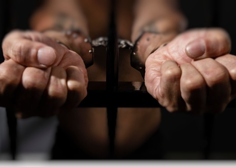 Homem é preso após tentar agredir esposa e policiais em condomínio em Manaus