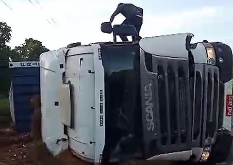 Carreta tomba em estrada no Amazonas, veja vídeo 